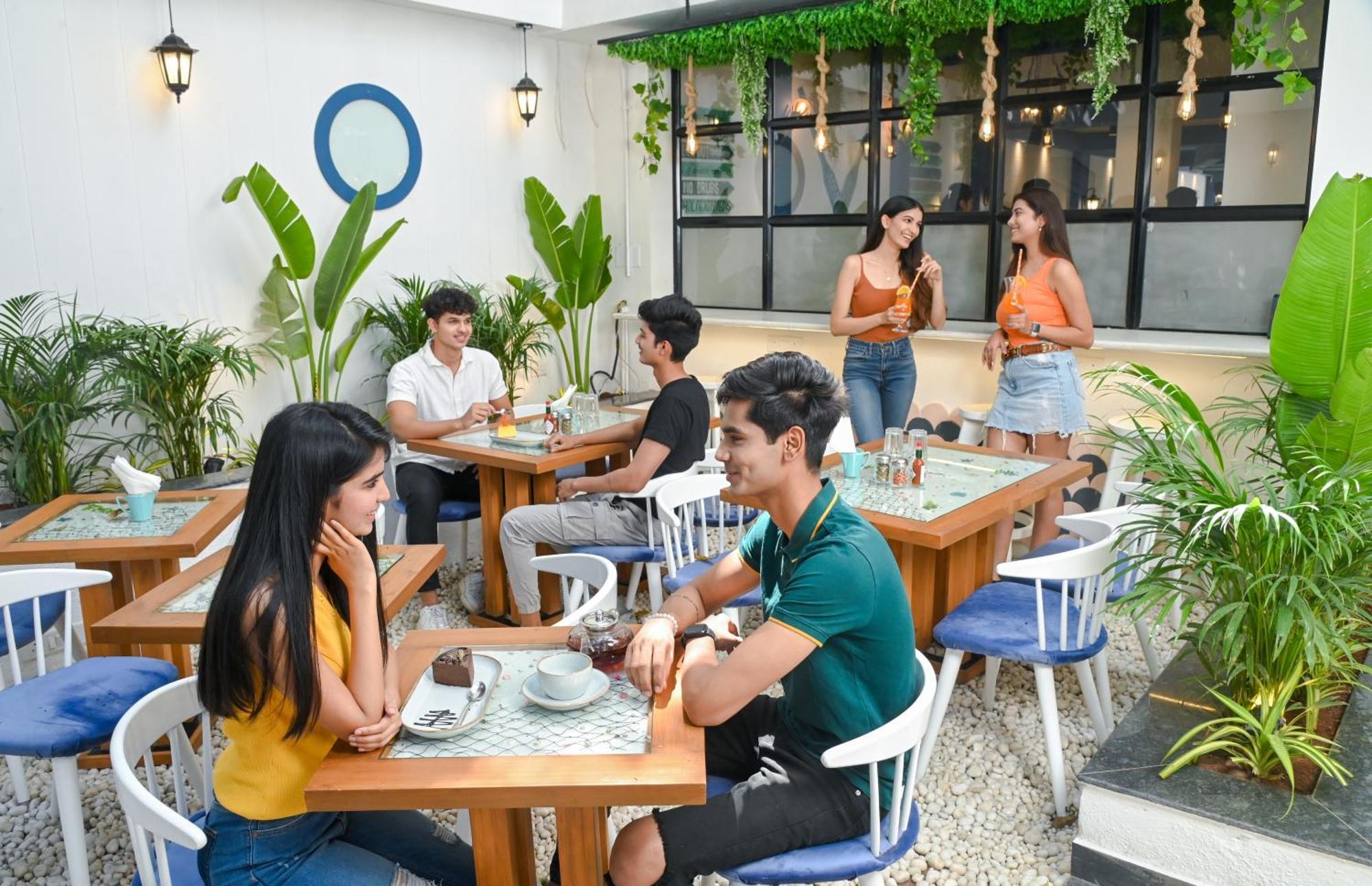 The Voyage - Cafe Hostel Cowork プネ エクステリア 写真